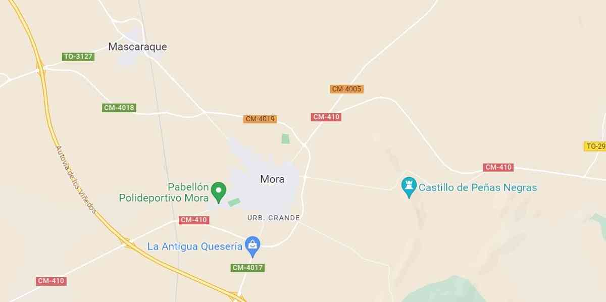 Batalla de los bomberos por extinguir un incendio en el centro de reciclaje de Mora (Toledo)