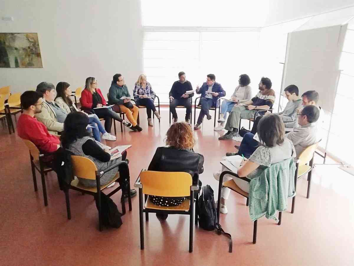 Fortalecimiento de la colaboración: Desafío de la Mesa de Éxito Educativo del Polígono de Toledo para reducir la ausencia escolar.