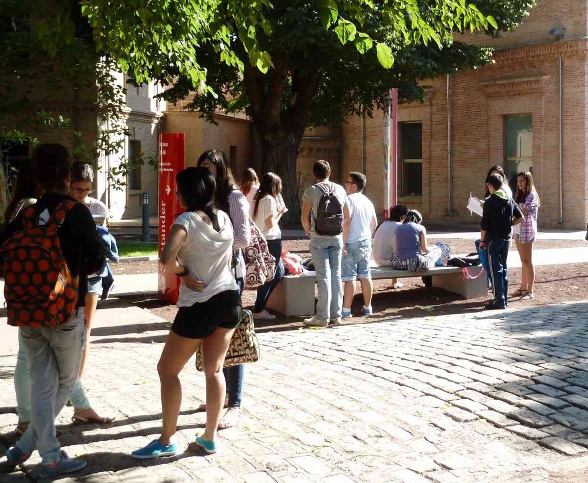 En el curso 2023-2024, la UCLM ofrecerá 6.496 plazas para Grado, ampliando su oferta en 261 plazas respecto al año anterior.
