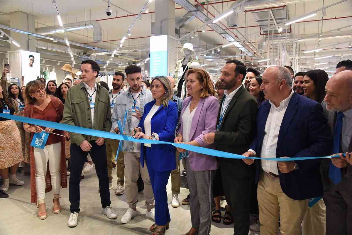 «Cientos de ciudadanos se sienten atraídos por la inauguración de la primera tienda de Primark en Toledo»