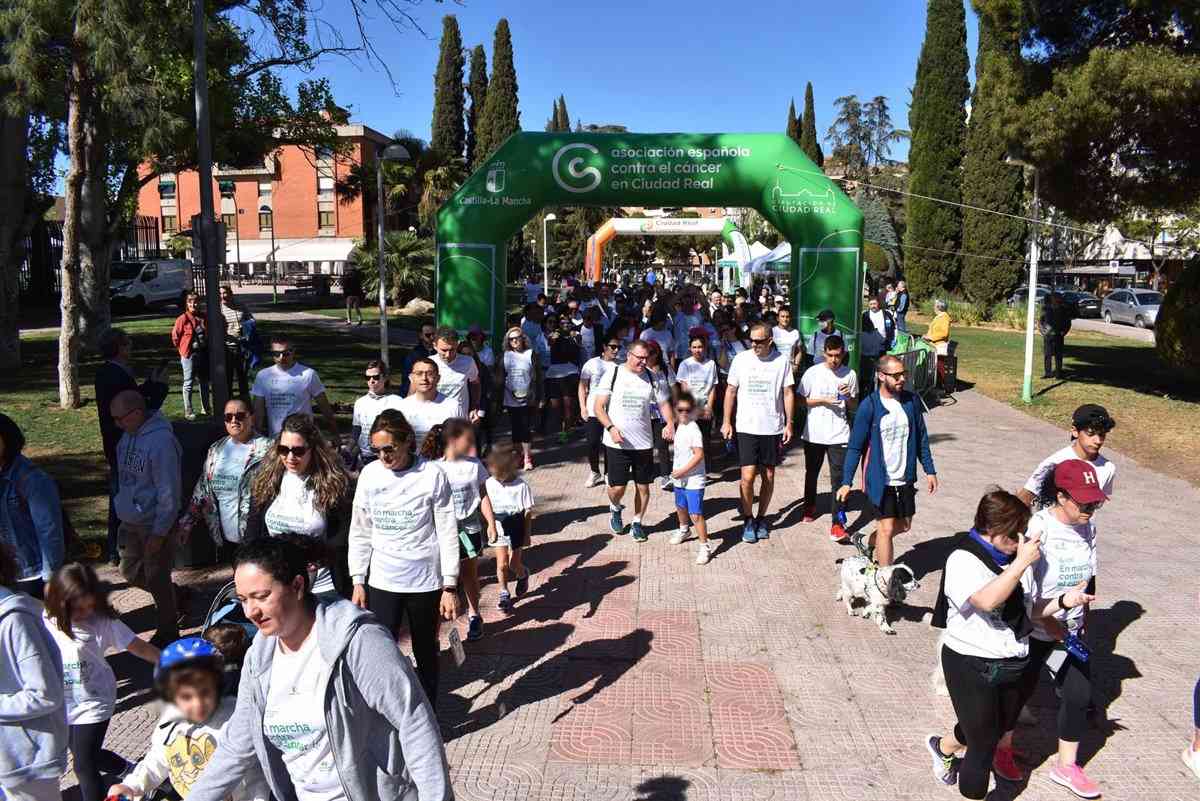Más de 600 personas se unen en la II Marcha de Ciudad Real en apoyo a la investigación contra el cáncer.