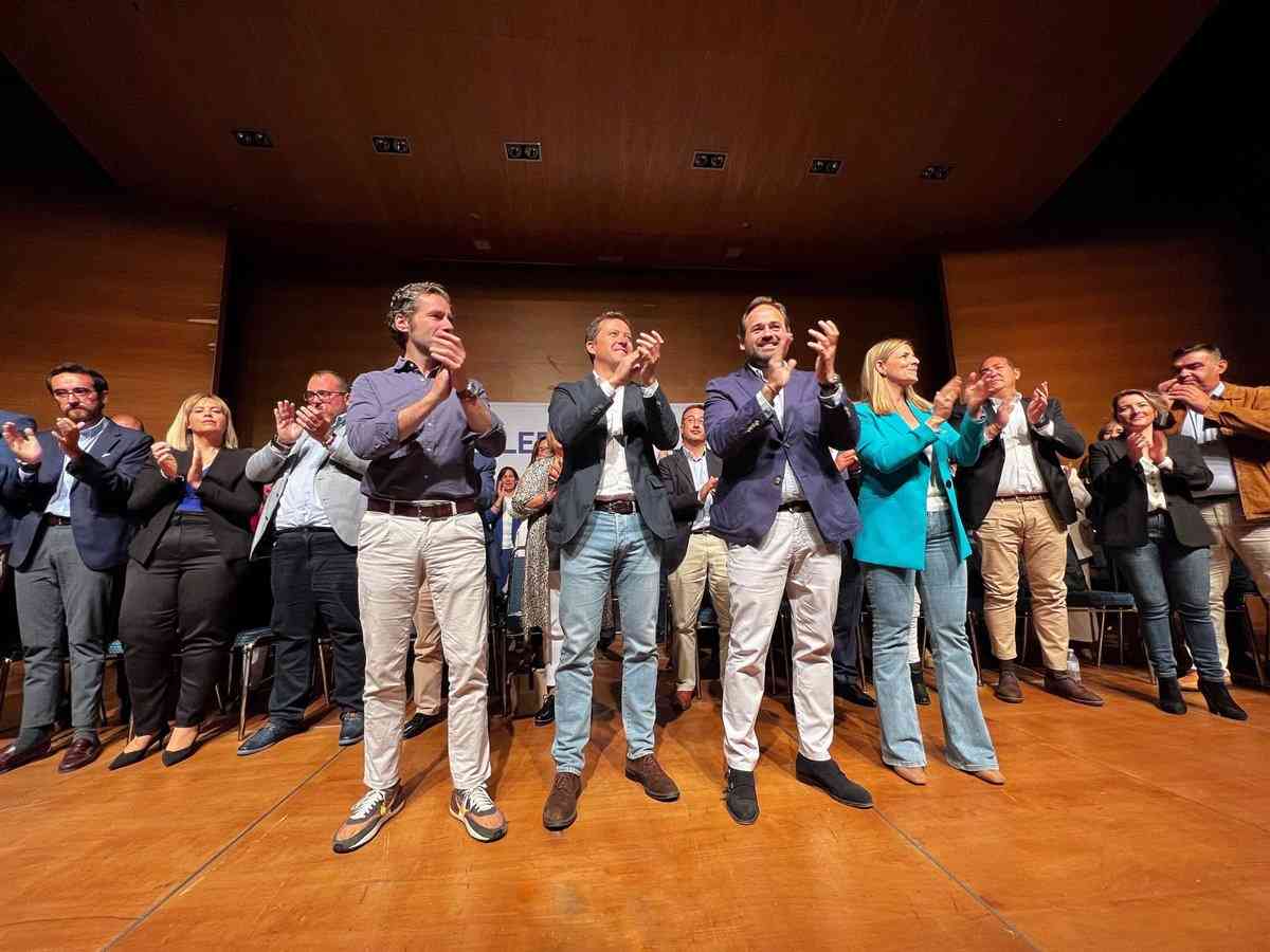 Núñez (PP) llama a sus candidatos a erigir un «muro de defensa» contra el PSOE y Sánchez en las elecciones del 28 de abril.