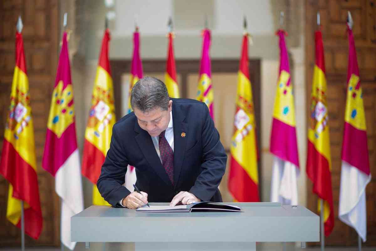 Page da inicio a la XI Legislatura convocando elecciones mediante decreto para el 28M.