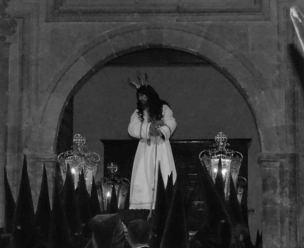 Jesús Nazareno recorre las calles de Quintanar en la madrugada del Viernes Santo