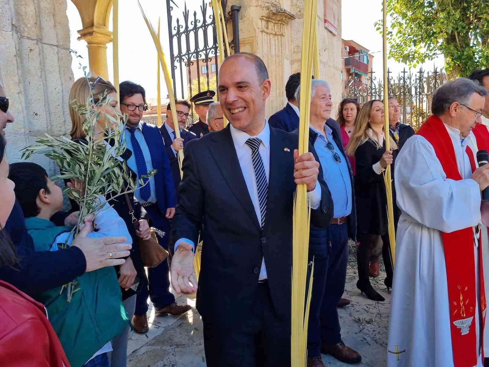 El presidente de las Cortes de Castilla-La Mancha asiste a la procesión del Domingo de Ramos en Azuqueca de Henares.