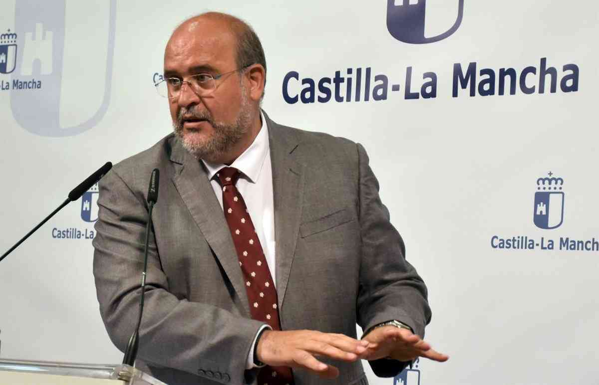 Inversión de 70 millones de euros permitirá contratar a 300 profesionales del sector sanitario en Castilla-La Mancha durante tres años.