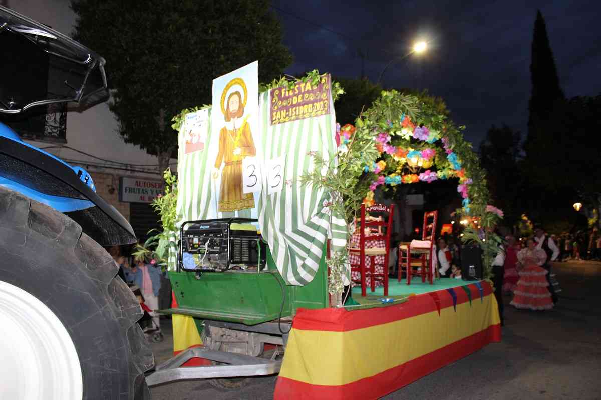 Festividad en Quintanar de la Orden: Desfile de carrozas para honrar a San Isidro Labrador.