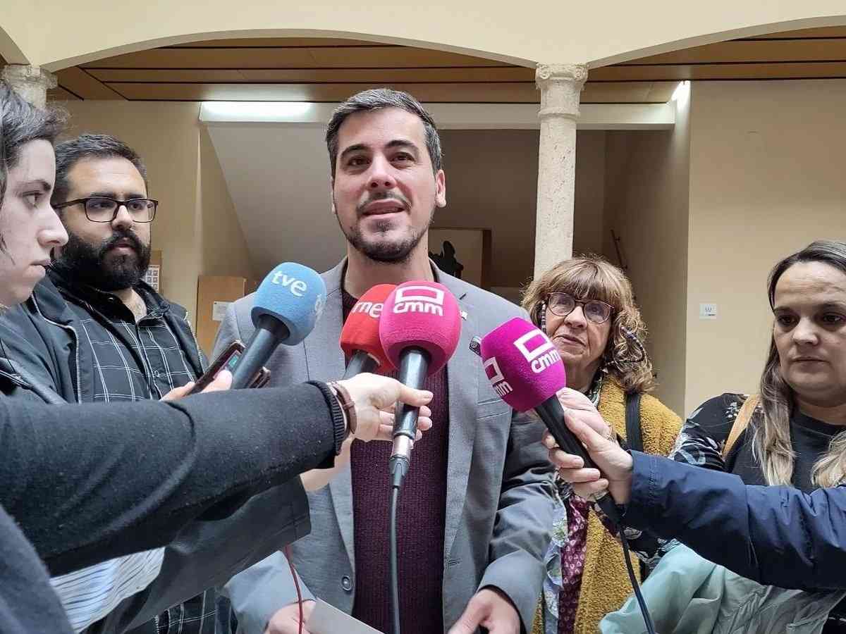 El candidato de Unidas Podemos en Castilla-La Mancha llega temprano, pero se olvida de votar en las elecciones municipales.