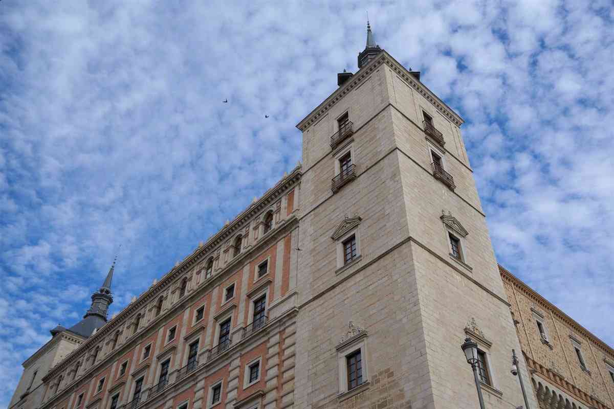 «La Tuna interpretará éxitos como «Clavelitos», «El Beso» y «La morena de mi copla» durante sus presentaciones en las calles de Toledo el 19 y 20 de mayo.»