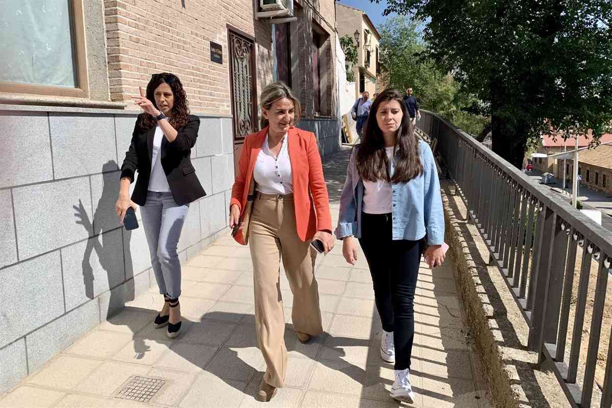 Presentación de Tolón sobre los proyectos de desarrollo del barrio San Antón en Toledo a los residentes locales.