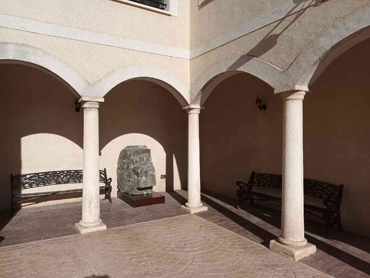 Mudanza de la piedra de la Casa de Piedra al patio del Centro Parroquial