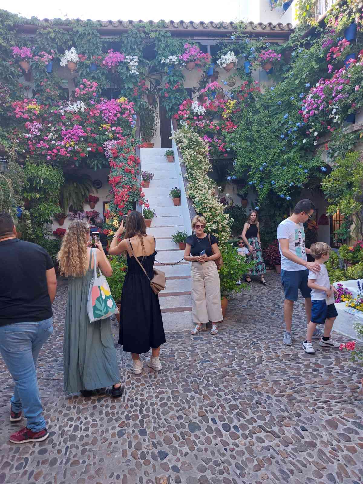 Los vecinos de Quintanar de la Orden viajan para conocer los Patios de Córdoba