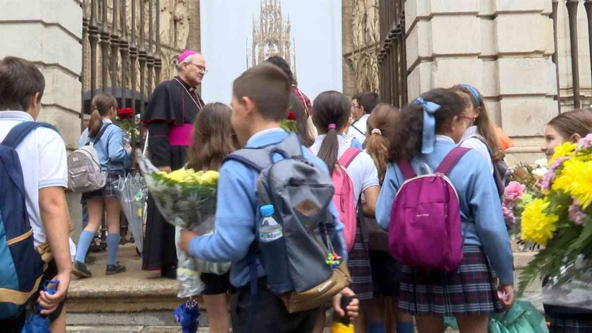 La tradicional ofrenda floral del Corpus es honrada por 600 estudiantes de 19 colegios de Toledo.