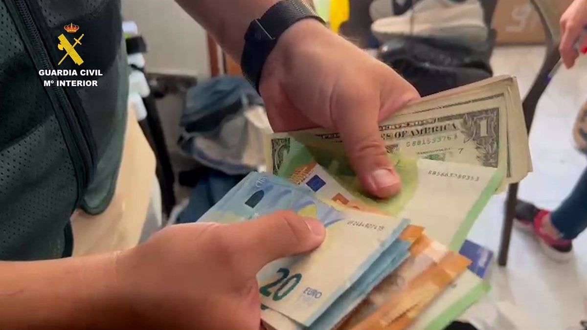 Cuatro individuos detenidos por robar teléfonos móviles valuados en 60.000 euros en estadios de fútbol en diferentes regiones.