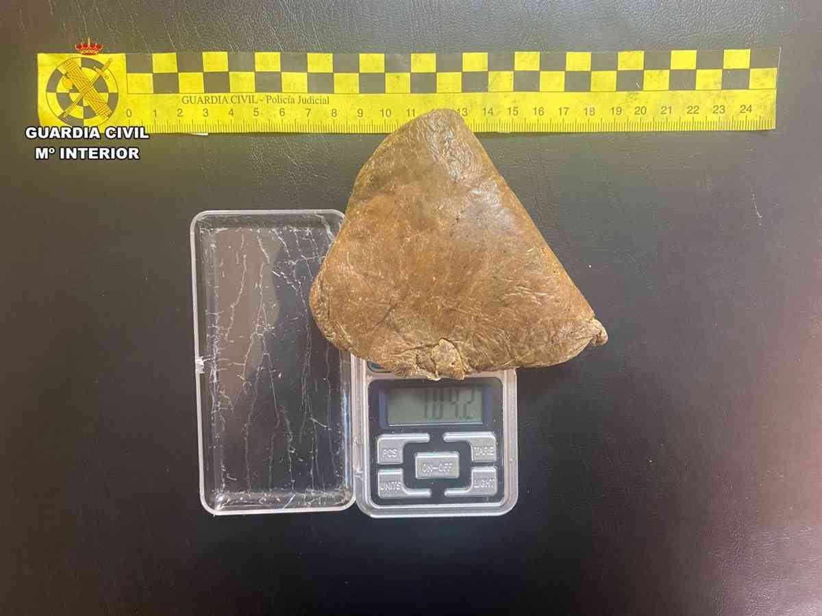 Detenido individuo en La Puebla de Montalbán por recoger ilegalmente resina de amapola blanca.