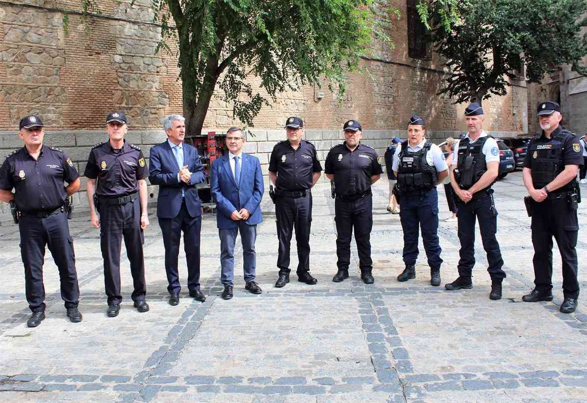 Dos policías franceses realizan operativo de patrullaje en el casco histórico de Toledo durante 15 días.