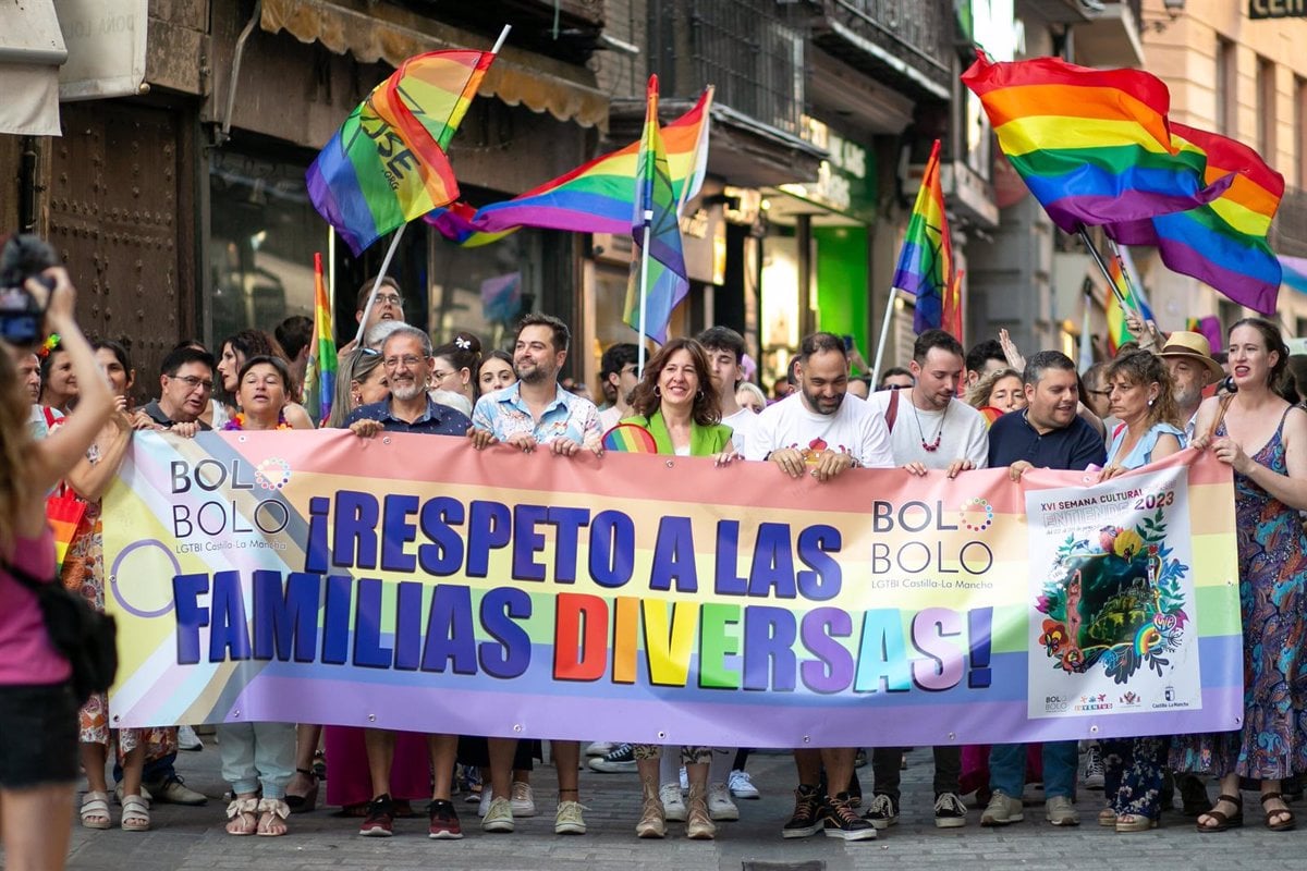 Toledo alza la voz por la igualdad del colectivo LGTBI y pide a Velázquez que izen la bandera arcoíris