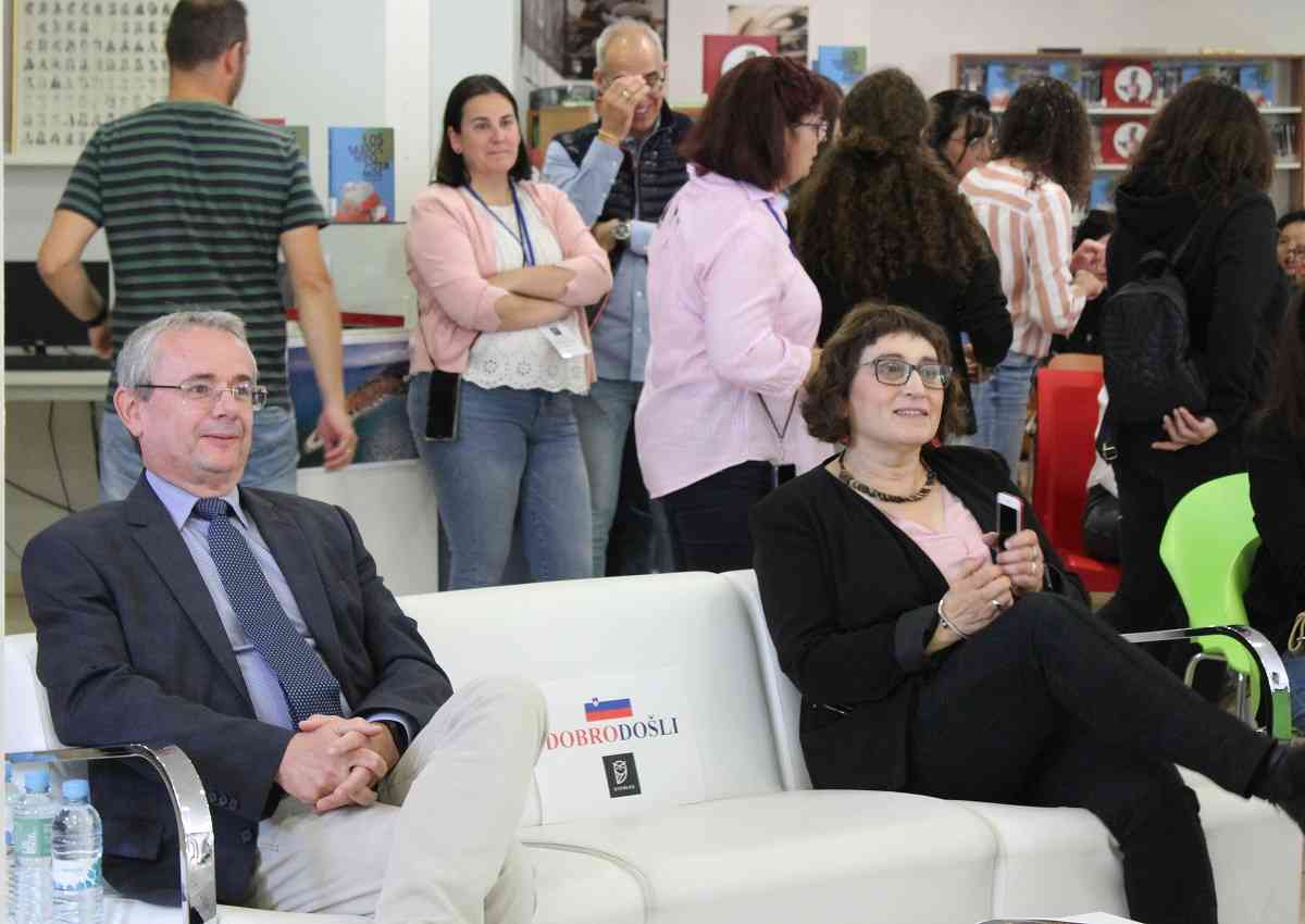 El Embajador de Eslovenia se reúne con los participantes de los Talleres Cienlee en la Biblioteca de Quintanar de la Orden