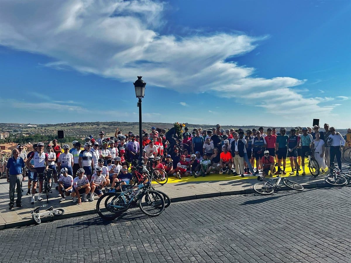 Celebrando el 95 aniversario de Bahamontes, cientos de ciclistas de Toledo le rinden homenaje