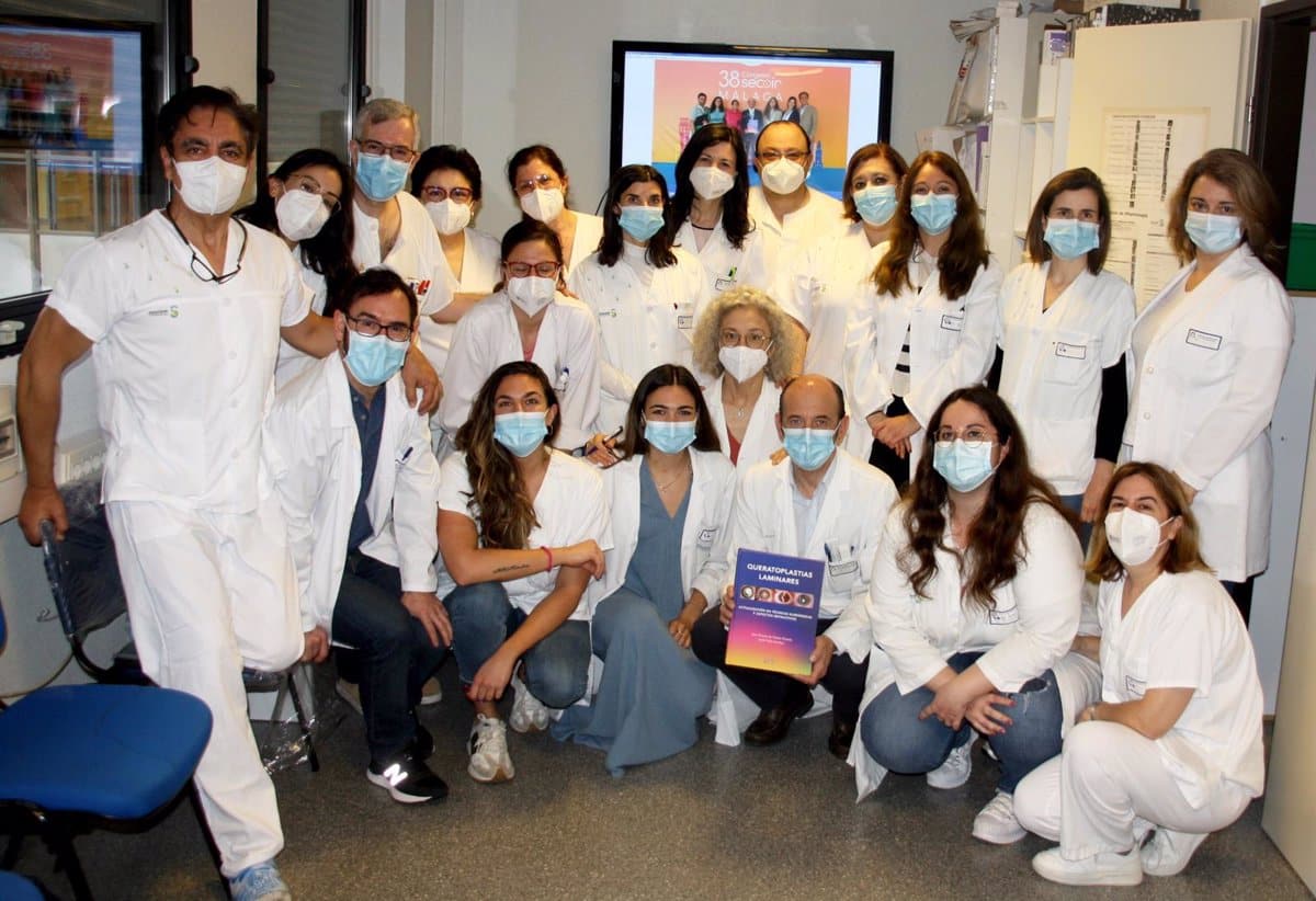 Los oftalmólogos de Alcázar de San Juan son galardonados por su destacada edición de la ponencia oficial de la SECOIR