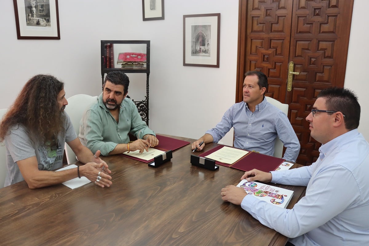 Firma de un convenio de colaboración entre el Ayuntamiento y la Asociación de Hostelería para la organización de la Feria de Agosto