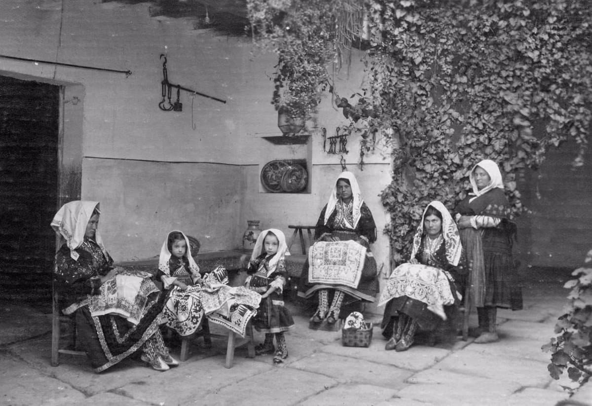 Mostrando los Oficios Artesanos Emblemáticos de Castilla-La Mancha en una Exposición Virtual de Fotografías