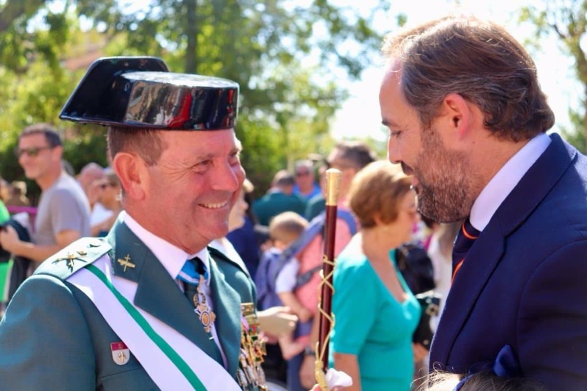 El presidente del PP de Castilla-La Mancha insta a Page a asistir a la Comisión del Senado para elucidar la postura de la región sobre la unidad nacional y la amnistía.