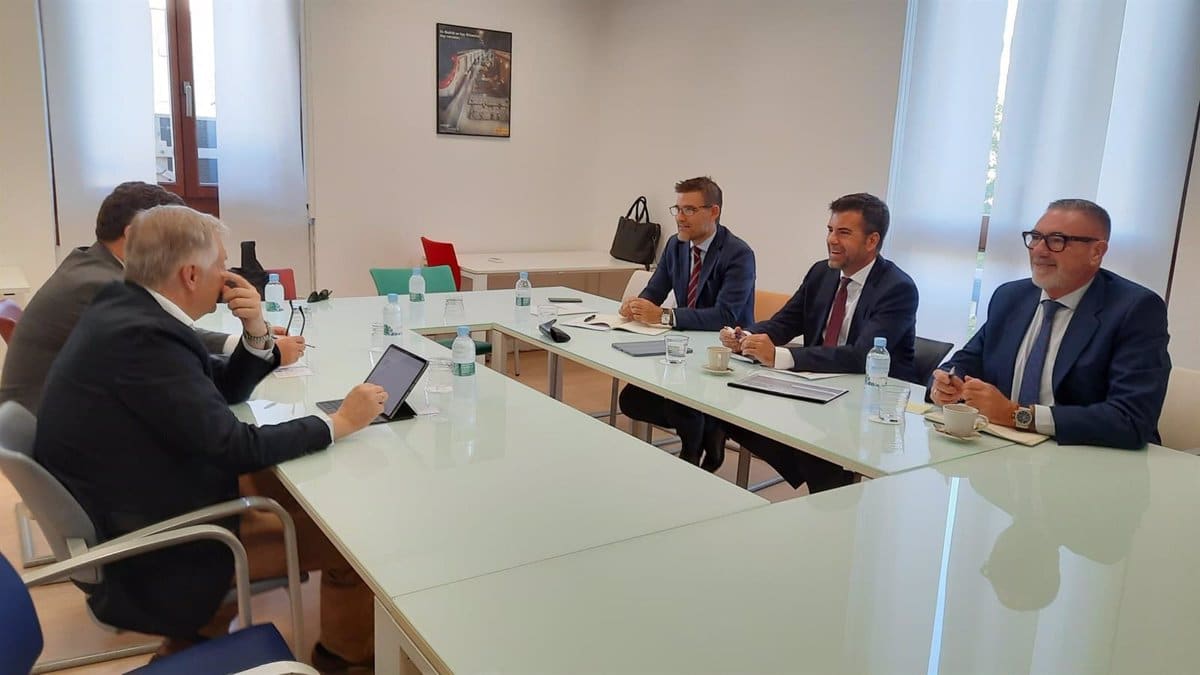 Renfe busca la mejora del servicio Avant en Madrid-Toledo/Ciudad Real-Puertollano a través de reuniones con asociaciones y clientes, además de ampliar la conexión con Andalucía y Cataluña.