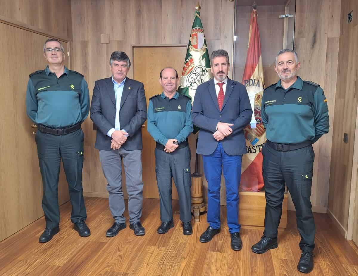 Los veterinarios de Castilla-La Mancha y la Guardia Civil incrementan su colaboración en atención, formación e información