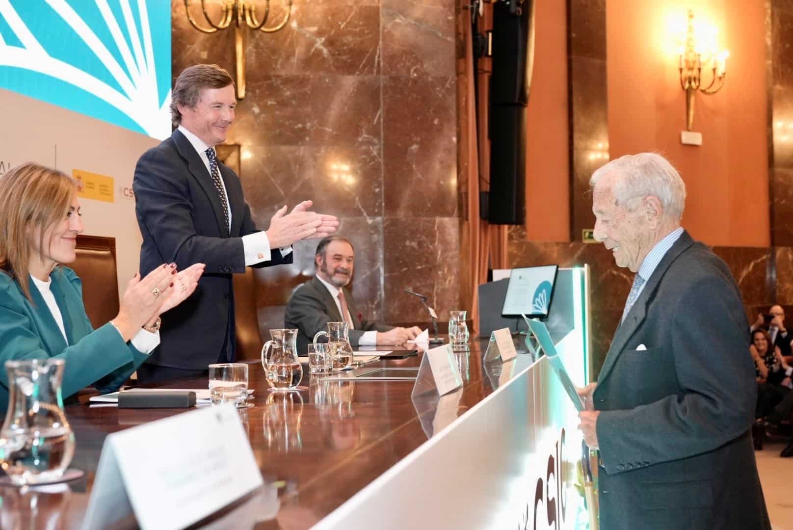 Recogida del premio Fondena por parte de José María Finat Bustos en representación de la Finca El Castañar