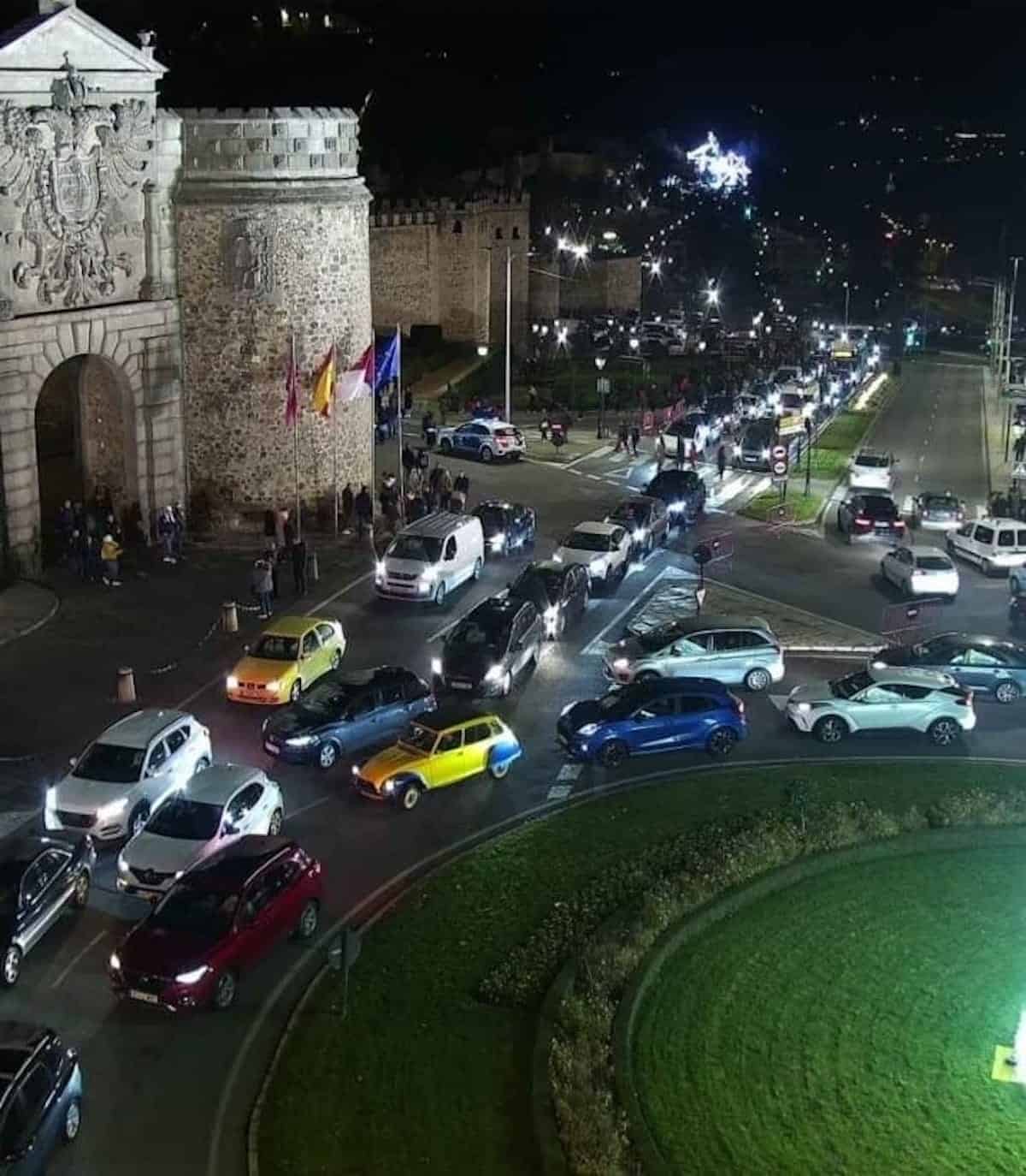 El caos en la movilidad del puente: improvisación, falta de información y fallos del Gobierno de Velázquez
