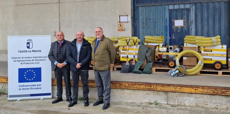 El Gobierno regional distribuye equipos electrógenos y bombas para inundaciones a 29 entidades locales para sus agrupaciones de Protección Civil.