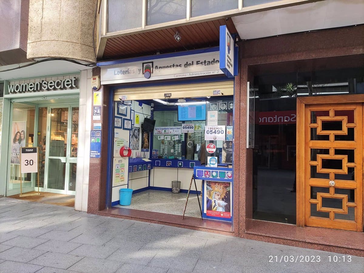 Las administraciones locales de Castilla-La Mancha celebran su suerte al ganar con el número 88.979