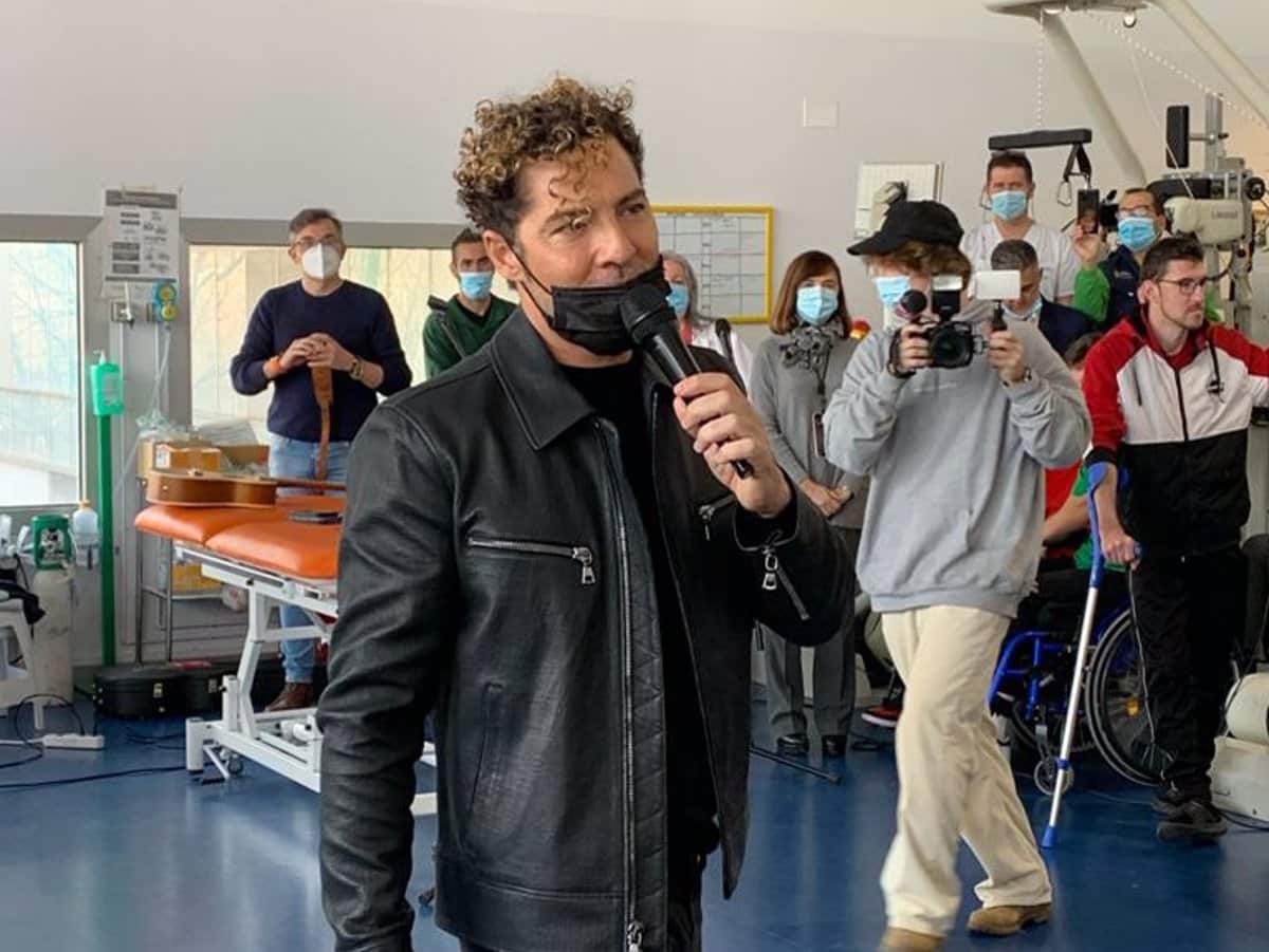 David Bisbal conmueve con su emotiva presentación benéfica en el Hospital de Parapléjicos de Toledo, en honor a su hermano