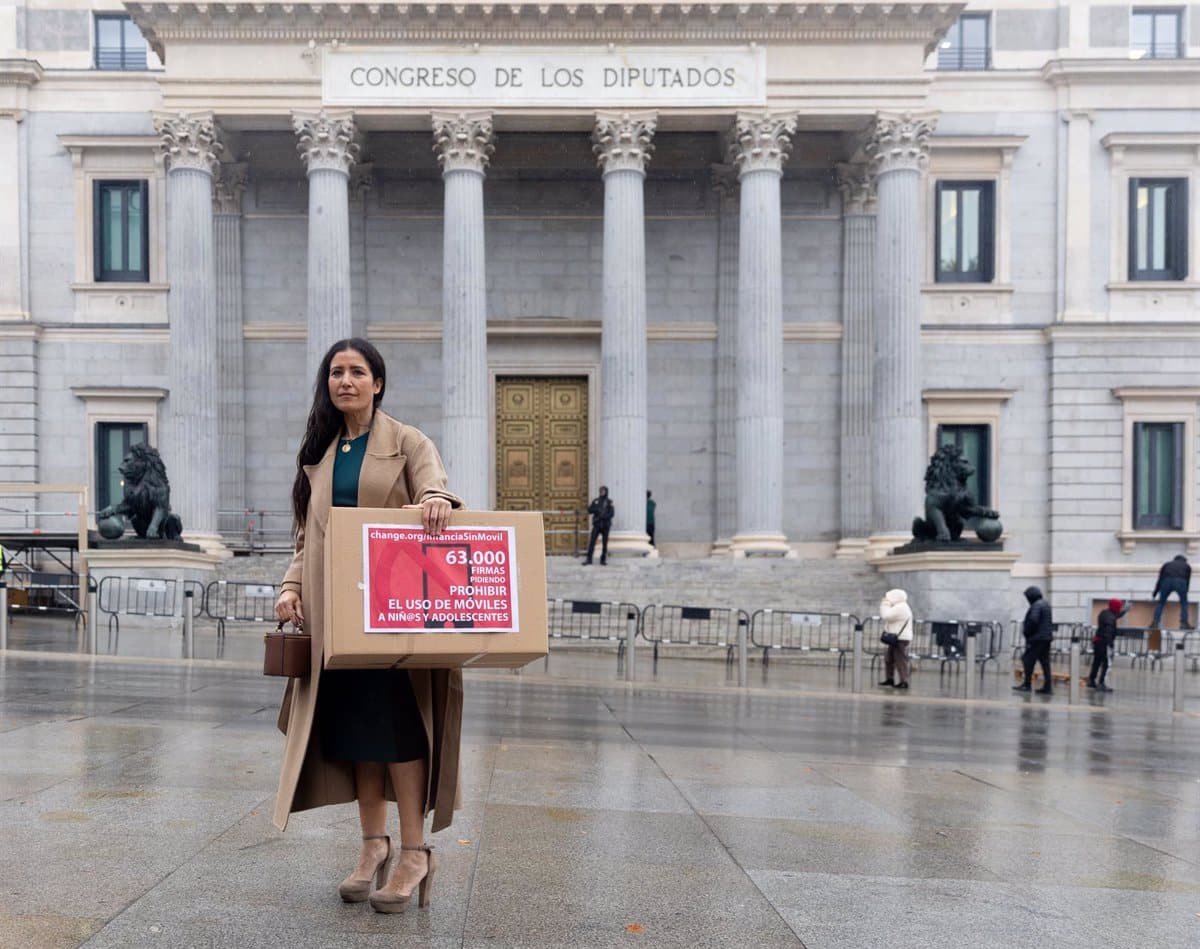 Docente promueve petición con 70.000 firmas para discutir el uso de móviles por menores en el Congreso