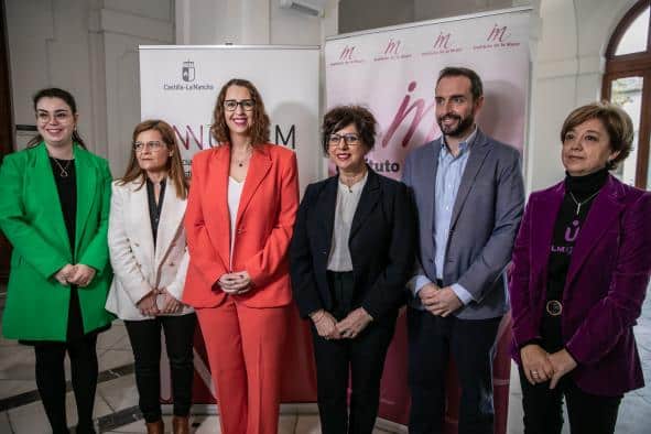 El Gobierno de Castilla-La Mancha busca el consenso político y social para reducir la brecha de género en la ciencia.