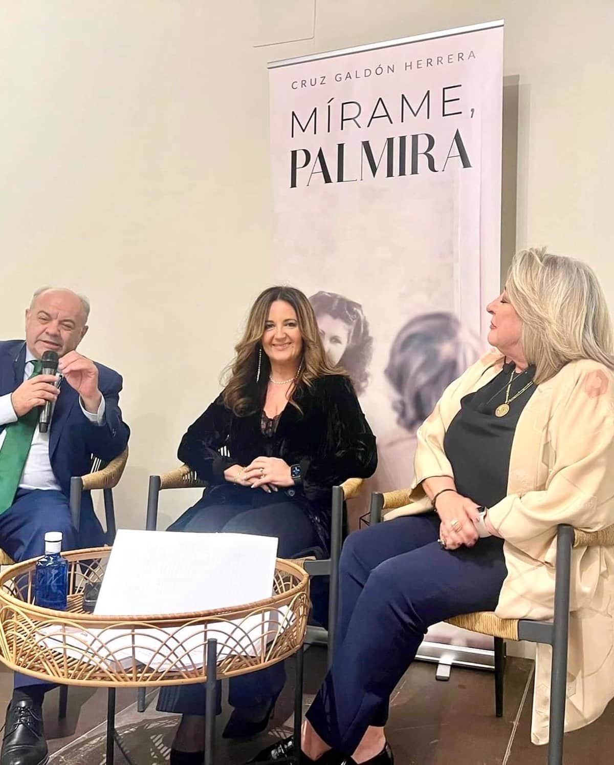 ‘Un cara a cara inédito: Cruz Galdón se enfrenta a su creación literaria durante la presentación de ‘Mírame, Palmira’’
