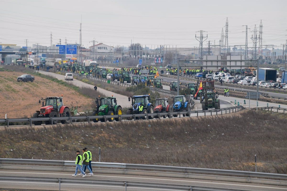Tractoradas masivas de manifestantes agrícolas paralizan ocho autovías en Castilla-La Mancha