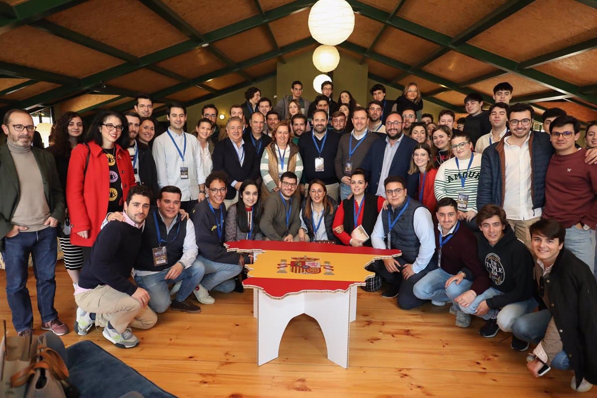 Velázquez anuncia proyecto de vivienda juvenil en Toledo durante encuentro de NNGG