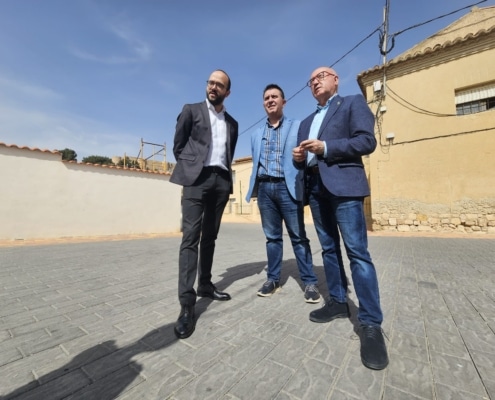 Cabañero y Valera examinan las recientes inversiones de la Diputación en Chinchilla, fortaleciendo el progreso local y la independencia municipal
