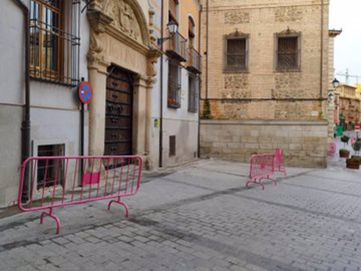 Protesta de residentes del Casco de Toledo por eliminación de estacionamientos durante eventos procesionales