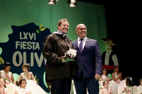 El alcalde de Toledo se conecta con sus raíces morachas en su discurso como pregonero de la Fiesta del Olivo.