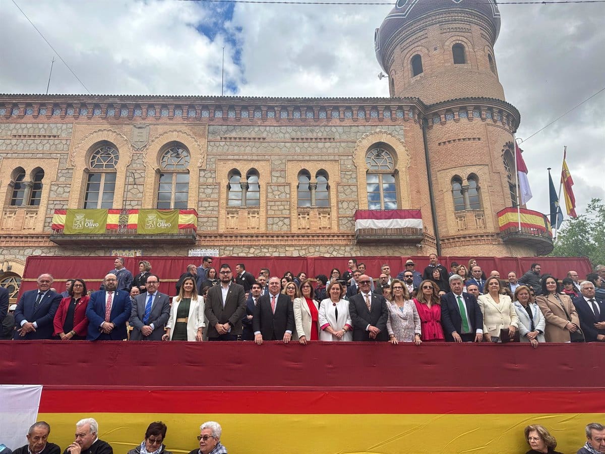 Mora se Ilumina en la Fiesta Anual del Olivo con Carrozas Decoradas