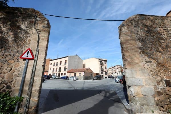 Velázquez y los habitantes de Antequeruela y Covachuelas visitan la Puerta del Vado