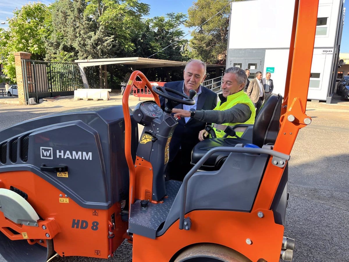 La Diputación de Toledo invierte en nueva maquinaria para mejorar el mantenimiento de sus vías municipales: una compactadora avanzada.