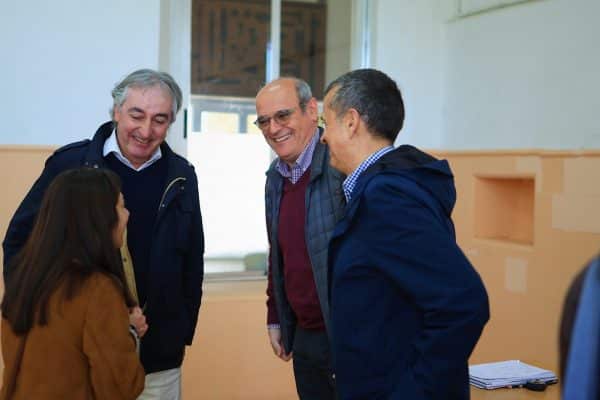 Juan Marín da la bienvenida con entusiasmo a los 16 trabajadores del Plan Recual para la renovación de las viviendas municipales del Tránsito.