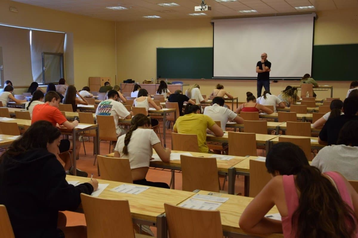 Consejo del Pastor a Estudiantes: ‘La EvAU es un Examen Asequible que Representa el 40% de la Calificación de Acceso’