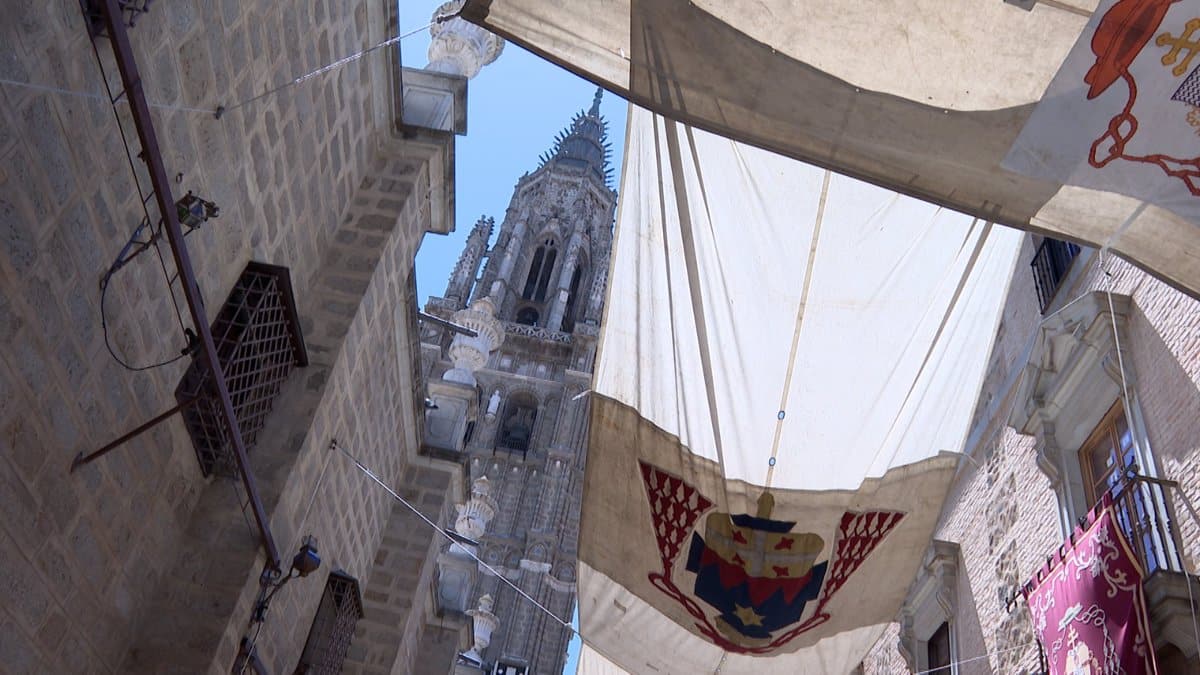 Preparativos en Toledo para la Solemne Procesión del Corpus con la Impresionante Custodia de Arfe.
