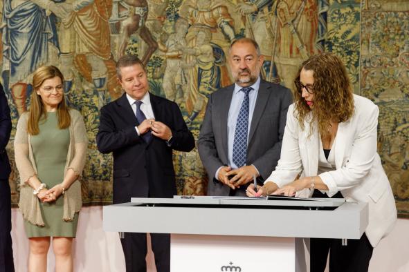 Establecimiento de la Cátedra de Igualdad de Género en la Universidad de Castilla-La Mancha para combatir la disparidad salarial.