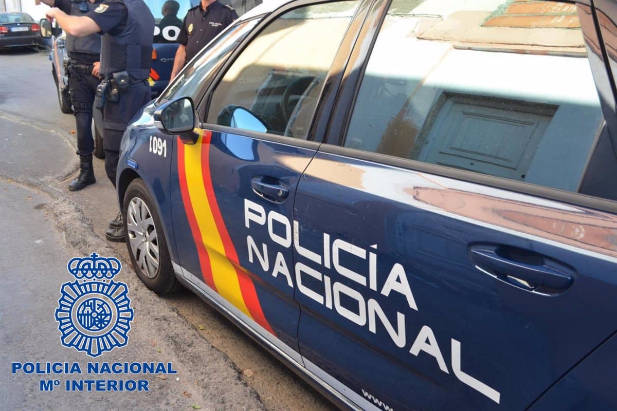 Arrestan a individuo en Toledo por intentar deshacerse de su perro en un saco, en un aparente intento de acabar con su vida.